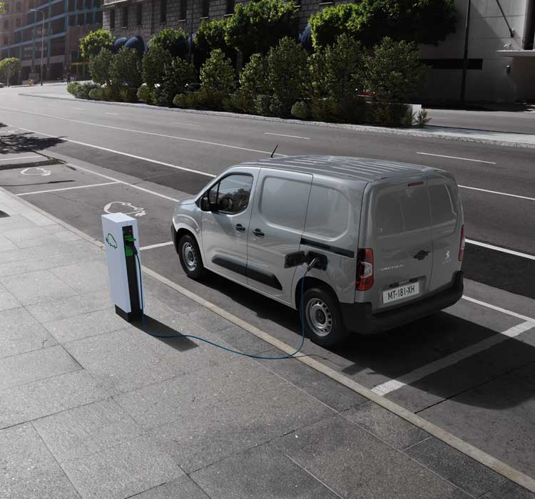 New PEUGEOT e-Partner van – Charging at a public charging station