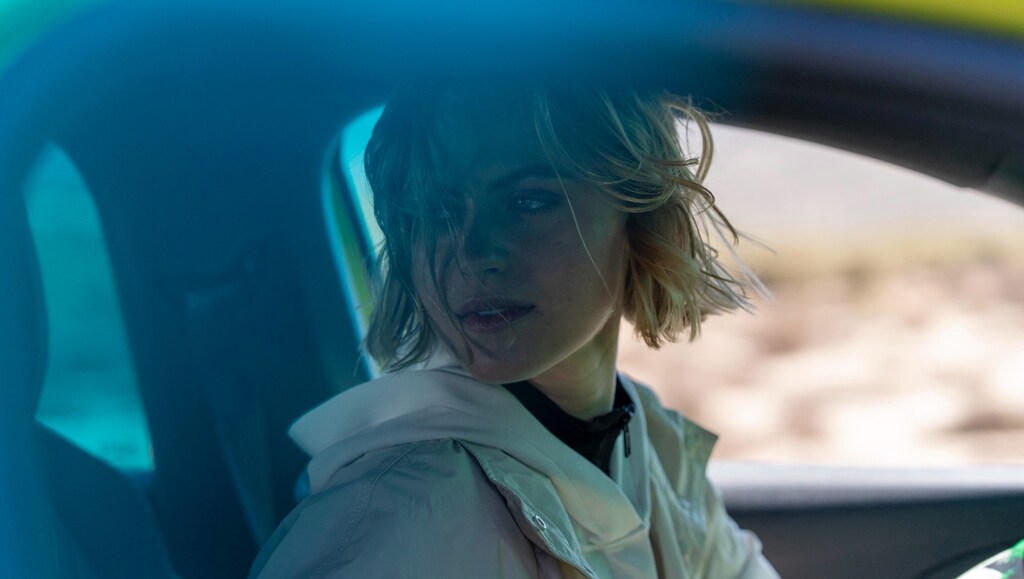 Woman in the PEUGEOT 208 HYBRID