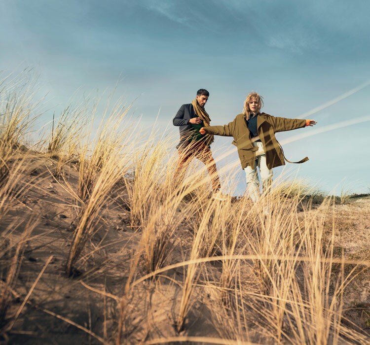 New PEUGEOT 308 - Couple strolling in nature