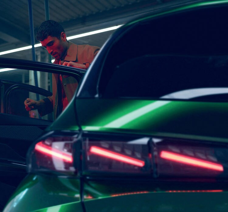 New PEUGEOT 308 – Compact full LED lights with three claws