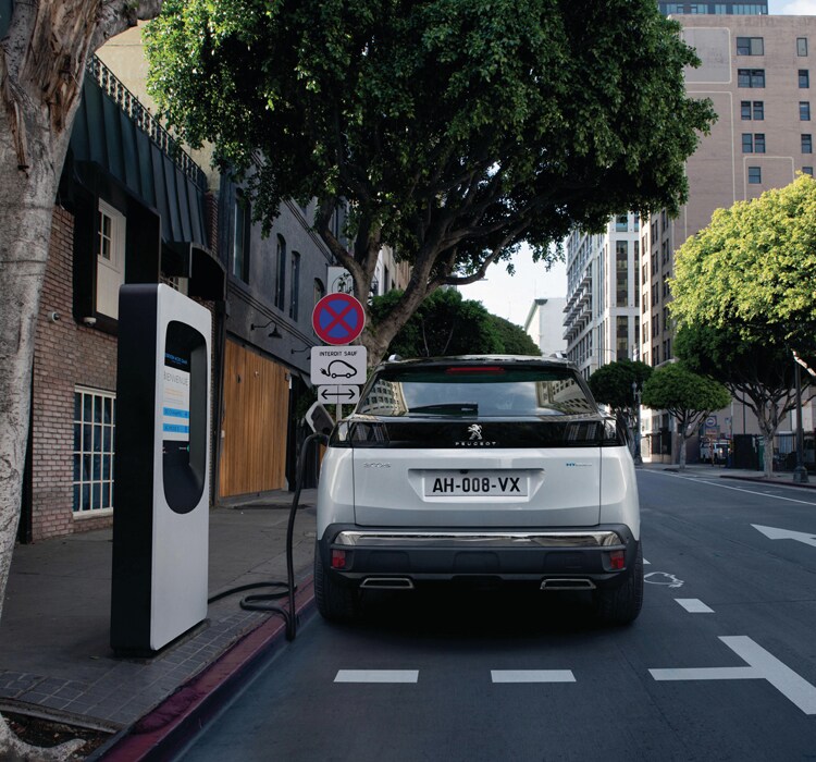 PEUGEOT 3008 SUV HYBRID – Charging at a public terminal