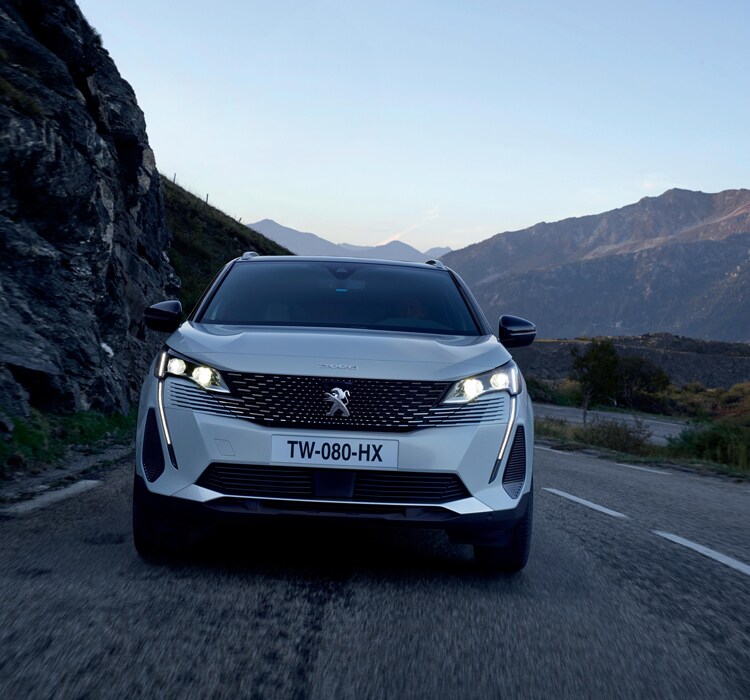 PEUGEOT 3008 SUV – 3008 and 3008 HYBRID in the city