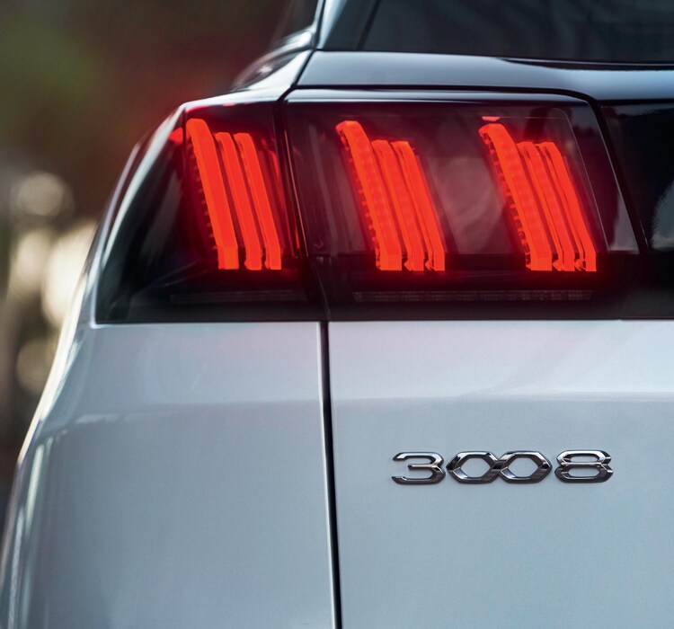 PEUGEOT 3008 SUV HYBRID – New 3-claw rear lights