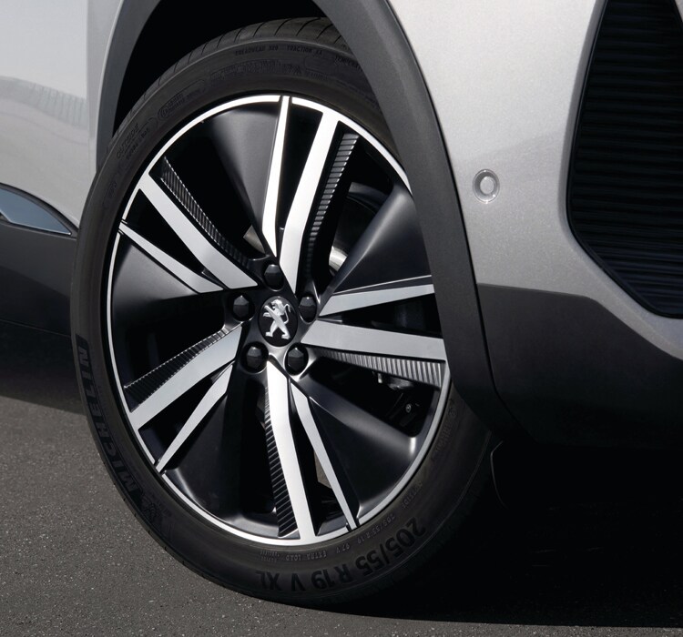 PEUGEOT 3008 SUV HYBRID – 19’’ San Francisco wheels