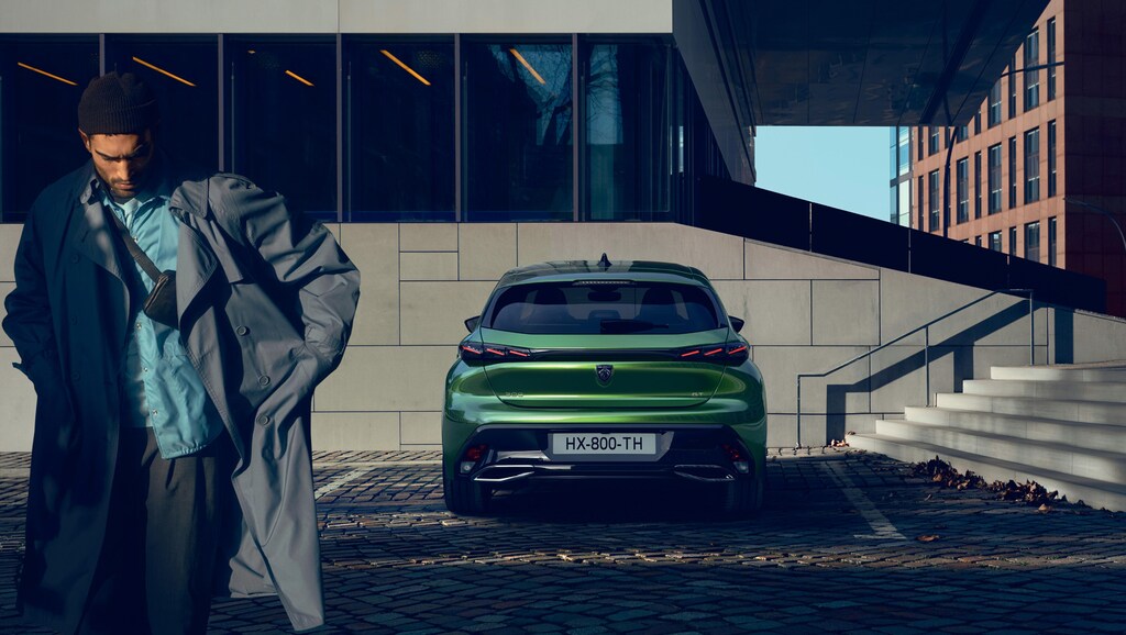 New PEUGEOT 308 HYBRID - Charging on public charging station