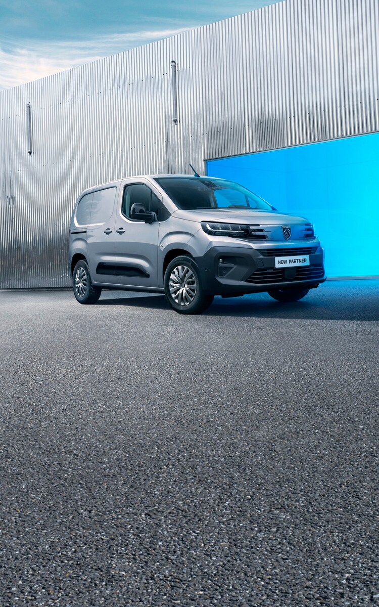 New PEUGEOT E-PARTNER front view for charging